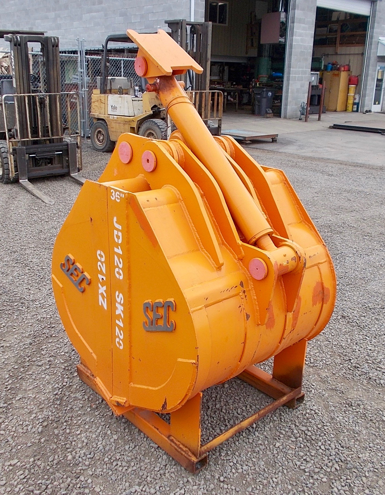 Attachment Zone New 36" PinOn Clamshell Bucket For Sale